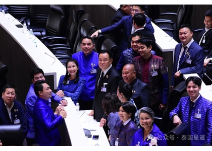 2026–04-10 泰国总理议会变身“签名会” 议员纷纷排队等签名